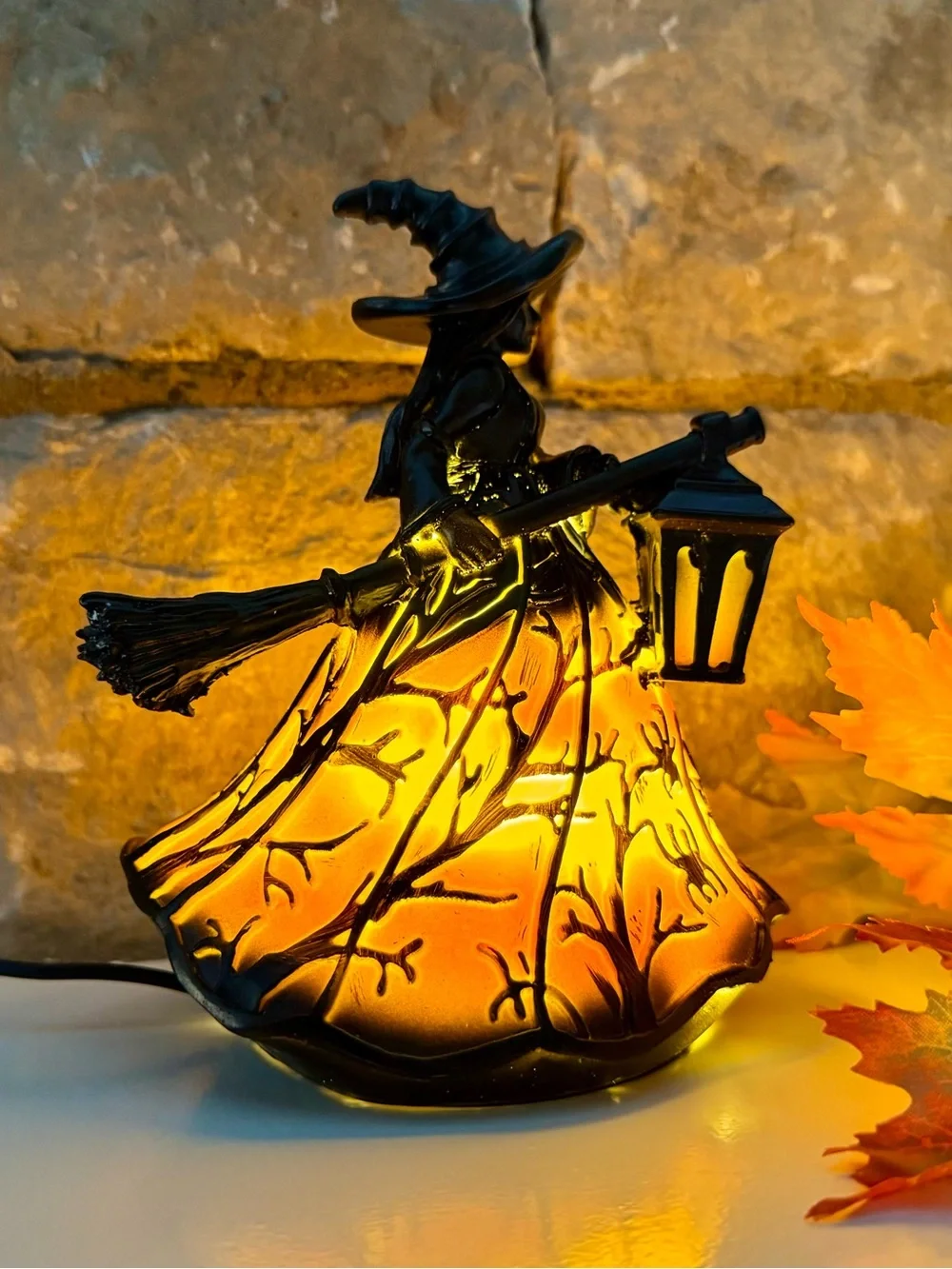 New Halloween RESIN Witch w/ Broom & Lantern USB Warm White Night Light Lamp 6”